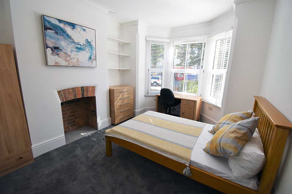 Double bedroom in 6 bedroom student home